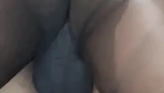 Bacaklar yukarı büyük zenci yarağı misyoner yüksek sesle inleyerek orgazm oluyor dölleme