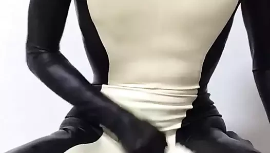 Lateks catsuit köpek handjob ile top gag içeride