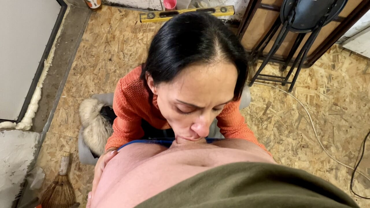 Üvey anne beklenmedik bir şekilde üvey oğlunun yarağını emiyor mu?! Ağzına boşalıyor