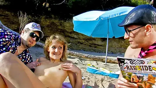 Orta yaşlı seksi kadın sahilde iki büyük yarağa öğürüyor ve sonra sikiliyor ve ağzına boşalıyor
