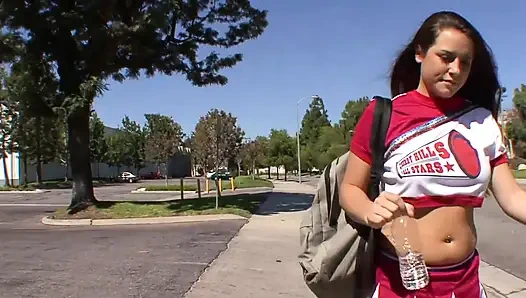 Ateşli genç amcık için güzel bir yarak