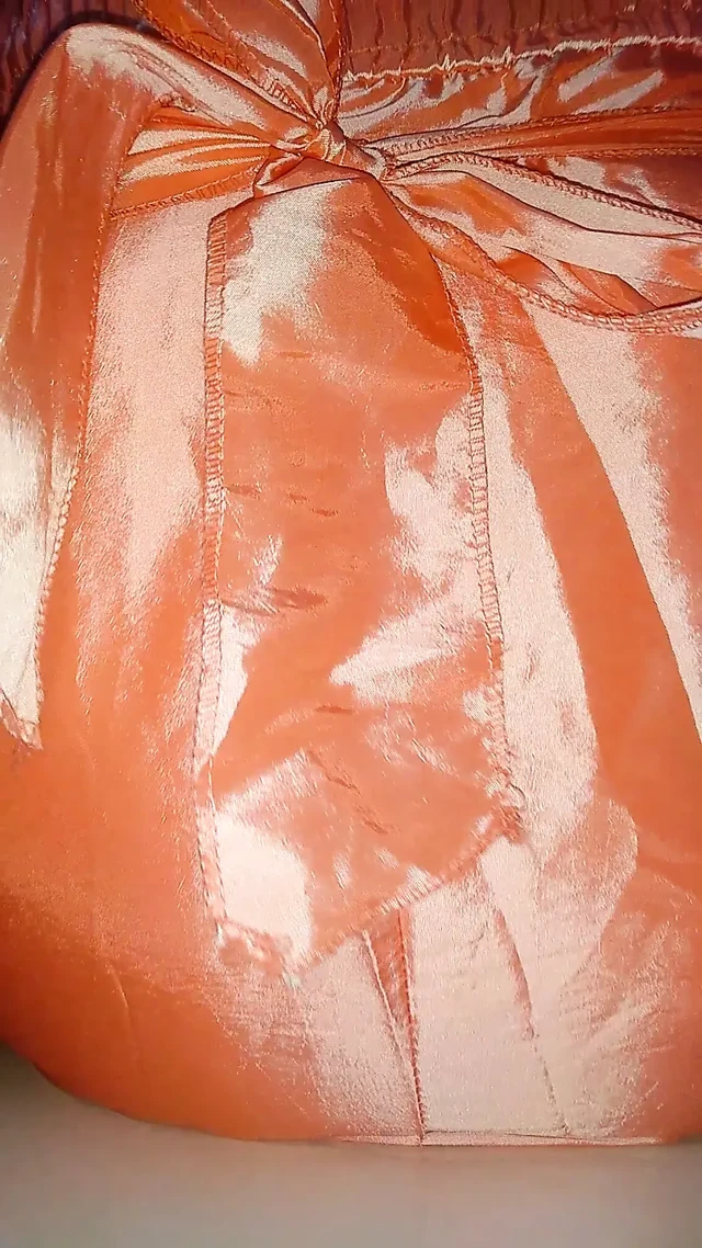 Crossdressing yapan ve cum giyen kız, sevimli saten pembe parti mini elbisesiyle