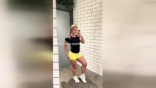 Ben canlı yayında fışkırtırken üvey babam içeri giriyor