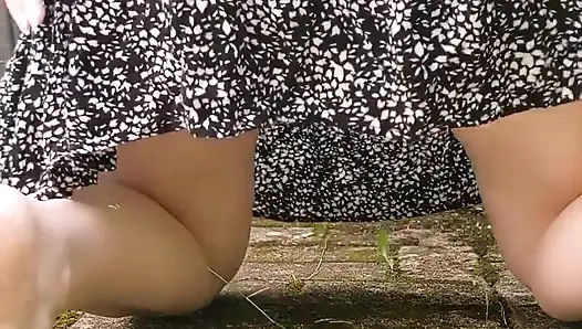 Dışarıda külotsuz ama götümde takı ve üstüne çiş