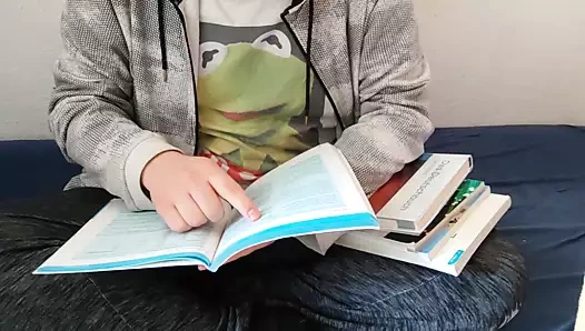 Üniversiteli adam kendi kendine boşalmayı öğrenmeyi bırakır.