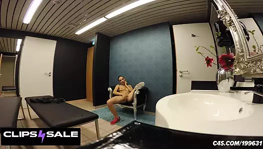 Spor salonu kıyafetli ateşli ve terli kız: umumi banyo röntgencileri için mastürbasyon yapıyor