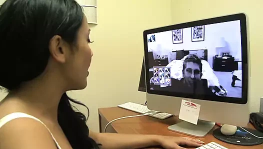 Seksi latin Romana Ryder yeni görünümünü gösteriyor ve sonra yarak için çıplak tıraşlı amcığını açıyor!