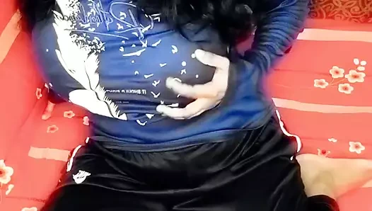 Güzel kız evde kimse yokken sıkı ıslak amına mastürbasyon yapıyor