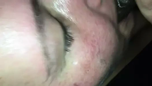 Büyük beyaz kız bana arabanın dışında kafa verir sonra yüz alır