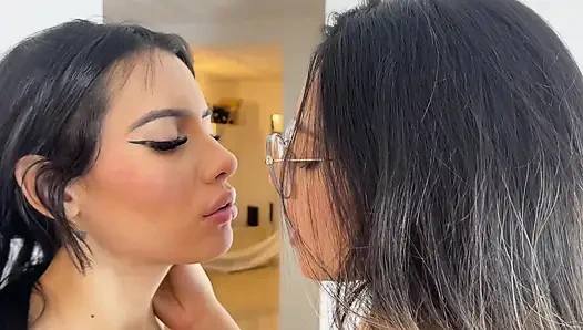 Azgın Lezbiyen Latinler Odada Göğüsleri, Vajinaları Ve Poposlarıyla Orgazma Kadar Oynuyor