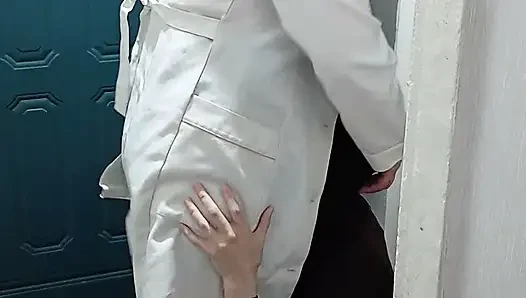 Orta yaşlı seksi lezbiyen doktor bir hastanın ağzına boşalıyor
