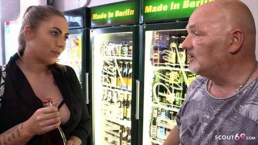 Alman yaşlı adam egon kowalski büyük götlü mürekkepli kaltak Mia iş yerinde hızlı sikişiyor