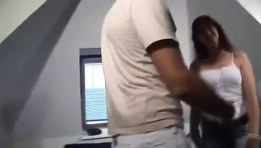 Skandal ve sadakatsiz ev hanımı kocası evde yokken ıslak amını siktiriyor