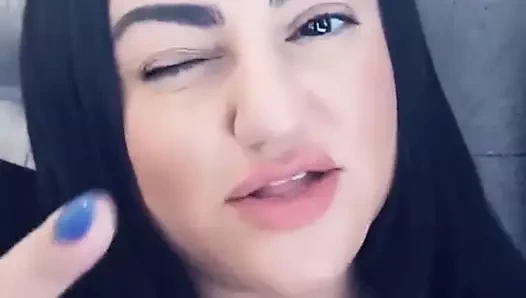 İri göğüsler soru bekliyor