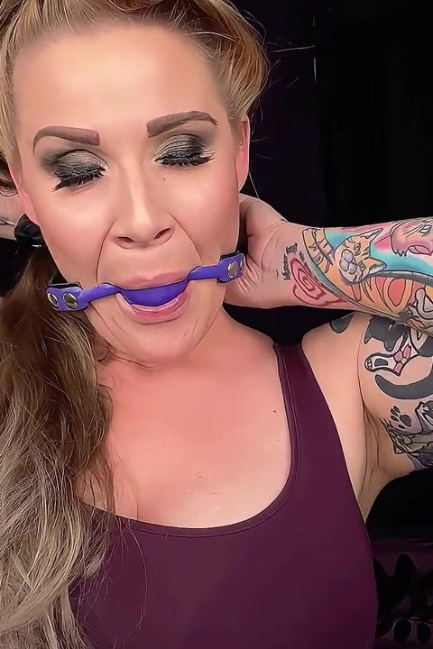 Bayan Whitney Morgan'ın ağzıyla yakın ve kişisel