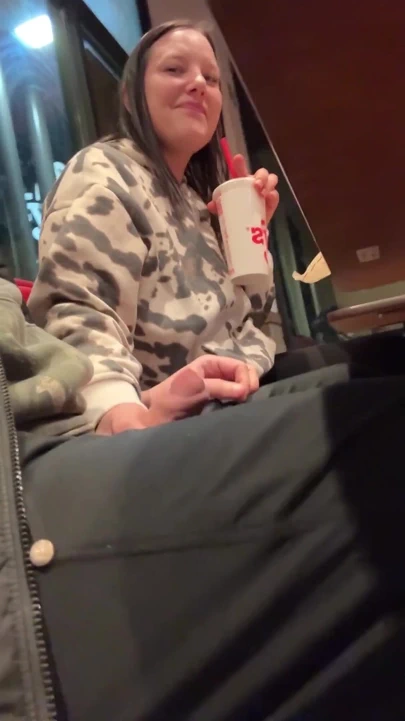 Yolculuk Çıldırdı Her Yerde Teşhir Ediyor Ve Sikişiyor!