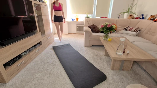 Kızıl saçlı genç kız cam ve spor terliklerle mastürbasyon yapıyor