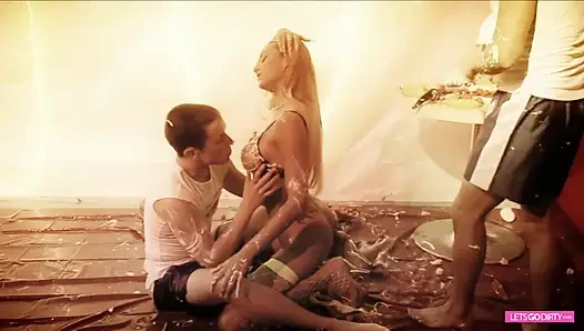 Ateşli sarışın bebekle dağınık üçlü grup seks