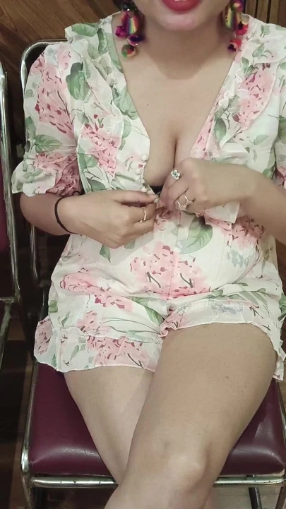 Эмоциональный момент из "Горячая девушка обнаженная со своим офисным другом, пока она играет в игру Stone Бумага"