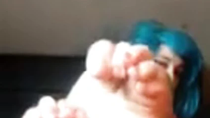 Güzel tabanları olan mavi saçlı kız