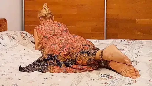 Olgun sarışın eş arada seksten hoşlanır