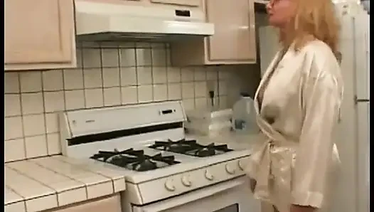 Seksi sarışın anal sürtük sikiliyor ve muhteşem götünü gösteriyor