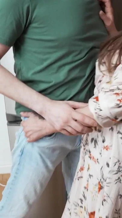 VIP4K. Azgın orta yaşlı seksi kadın genç bir adamı aldı ve onu parkta baştan çıkardı | Klip 1