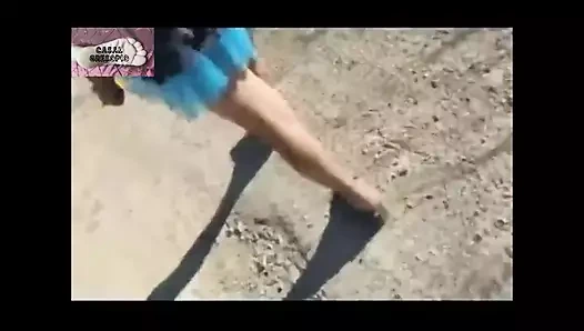 Yol kenarında yürüyen Mel