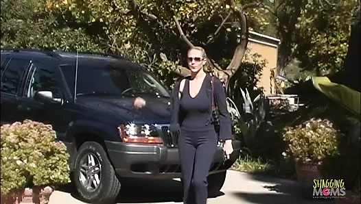 Siyah iç çamaşırlı olgun büyük bir yarağa sakso çekiyor ve sert sikişiyor