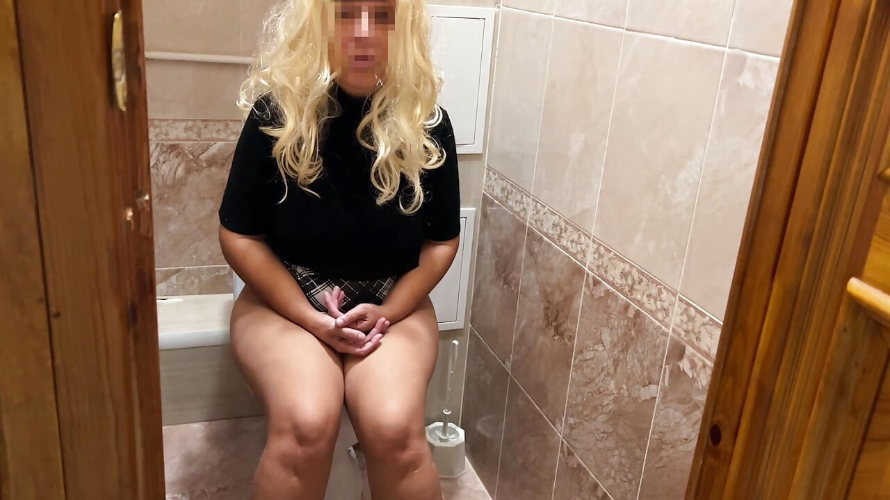 Orta yaşlı seksi kadın anal seks istediğinde tuvalette oturuyordu