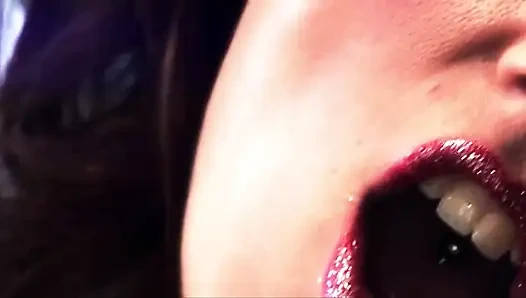 Olgun orta yaşlı seksi kadın götünü genişletir