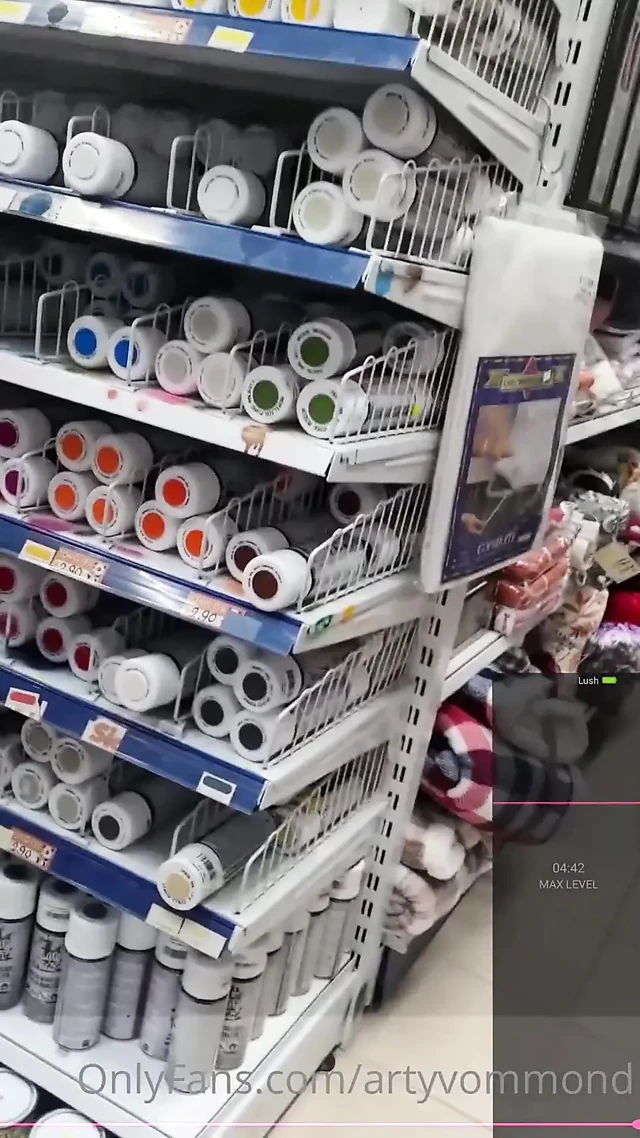Uzaktan vibratörle alışveriş yaparken kızıl saçlı orgazm