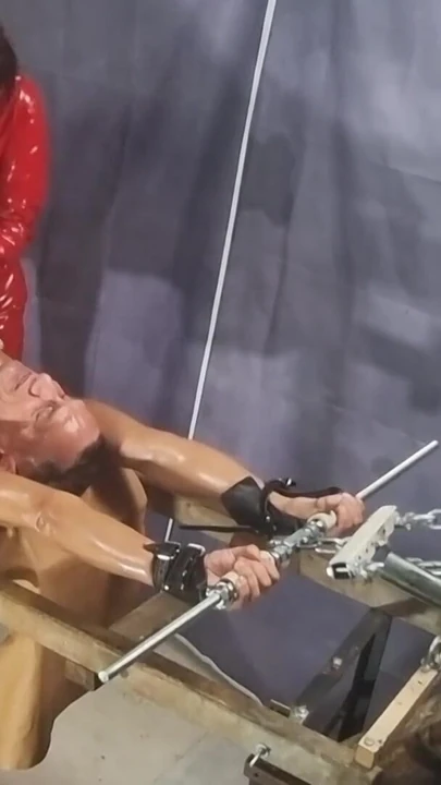 Потрясающий момент от "Пытка члена и фетиш-игра леди Лианы с Мартином на стойке"