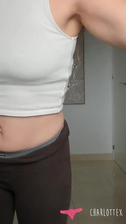 Vends-ta-culotte - çarpıcı Fransız amatör orta yaşlı seksi kadın şaşkın gözlerinin önünde seksi iç çamaşırını deniyor | Klip 1