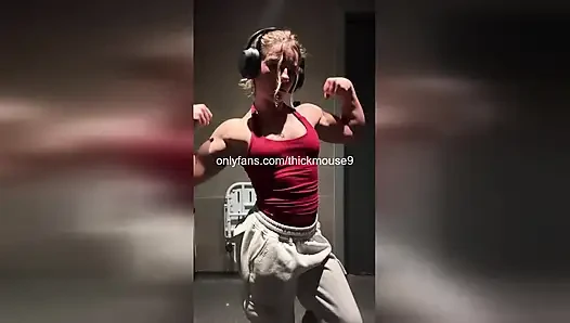 Tiktok kazası: kaslı 18 yaşındaki kız ıslak amcığını canlı olarak teşhir ediyor!