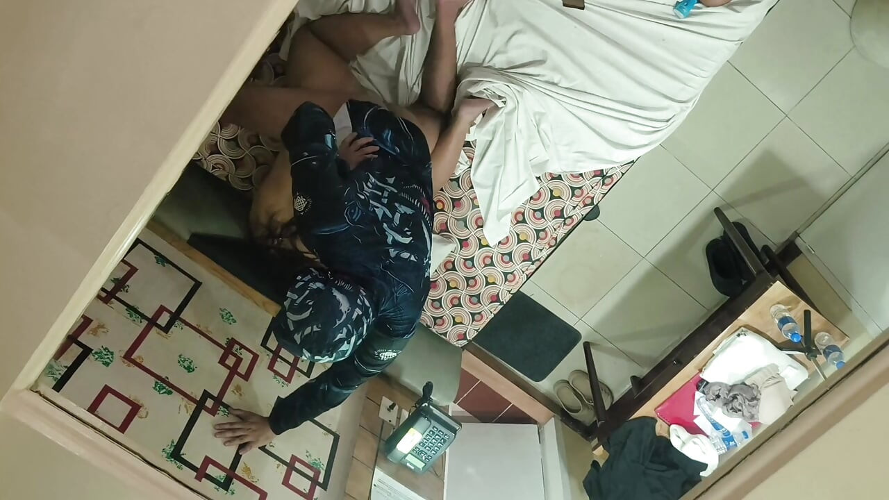 Aldatılan koca, yabancının karısının amını genişletmesini izliyor