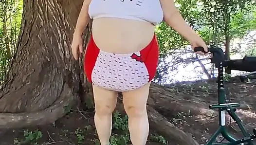 İri güzel hemşire Vicki bikinili takım elbisesiyle hello kitty ile yürüyüşe çıkıyor! Başka ne yapıyor!