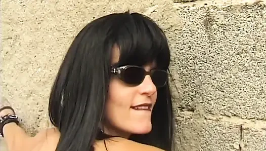Olgun orta yaşlı seksi kadın iki maskeli adam tarafından azdırılıyor