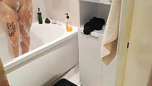 Genç üvey kız kardeşimi arıyorum ve mastürbasyon