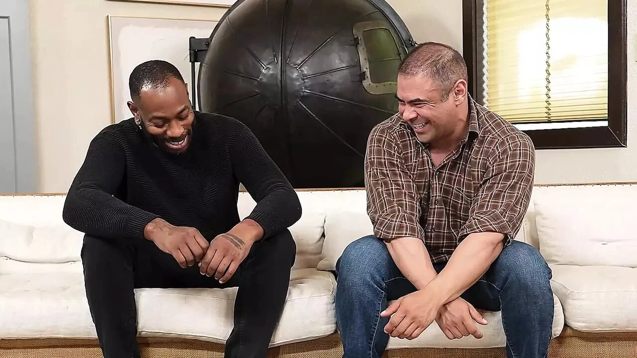 Cựu quân nhân hunk chơi không bao cao su với người bạn latinh cũ của anh ấy