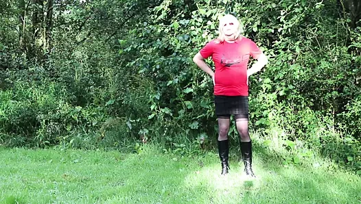 Çalıların arasında kılık değiştirmiş ve sikilmekten bahsediyor