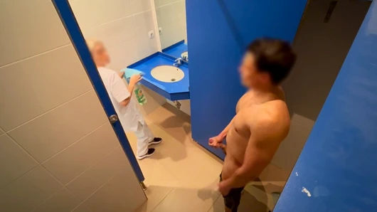 Spor salonundaki temizlikçi bayana banyoda bana elle muamele çekmesine sürpriz yapıyorum ve saksoyla boşalmamı bitirmeme yardım ediyor