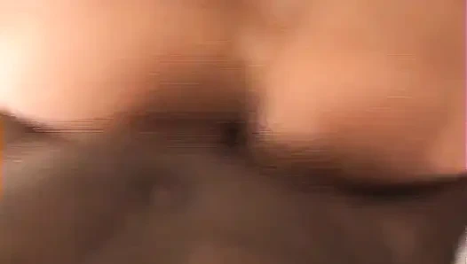 Olgun esmer amcık germeden önce zonklayan büyük zenci yarağıyla öğürüyor