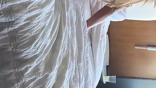 Küçücük beyaz eş verir bir büyük siyah horoz bir rimjob