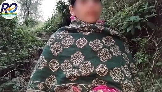 Je suis allé me promener dans la jungle du village desi et j’ai soulevé mon sari et montré mon cul, mes seins et ma chatte et inséré m