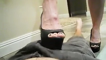 Misshotwife - heeljob onun şortunda hub cum yapar