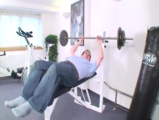 Hatun spor salonunda yaşlı osuruk tarafından sikiliyor