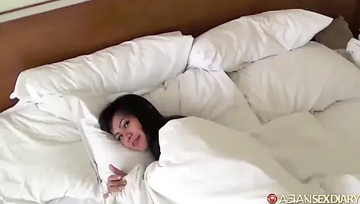 Asiansexdiary küçük memeli pinay kalın adam etine biniyor