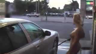 arabayı çıplak yıkamak