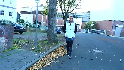 Orta yaşlı seksi kadın Anita arkadaşına üçlü sekste nasıl sikişmesi gerekiyor öğretiyor - 4